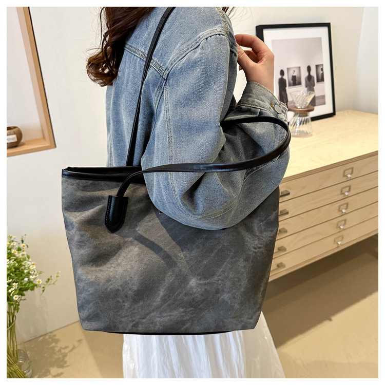 Wholesale of new large-capacity, simple and fashionable casual commuter single-shoulder bags and women's underarm bags for the summer of 2024 in foreign trade undefined