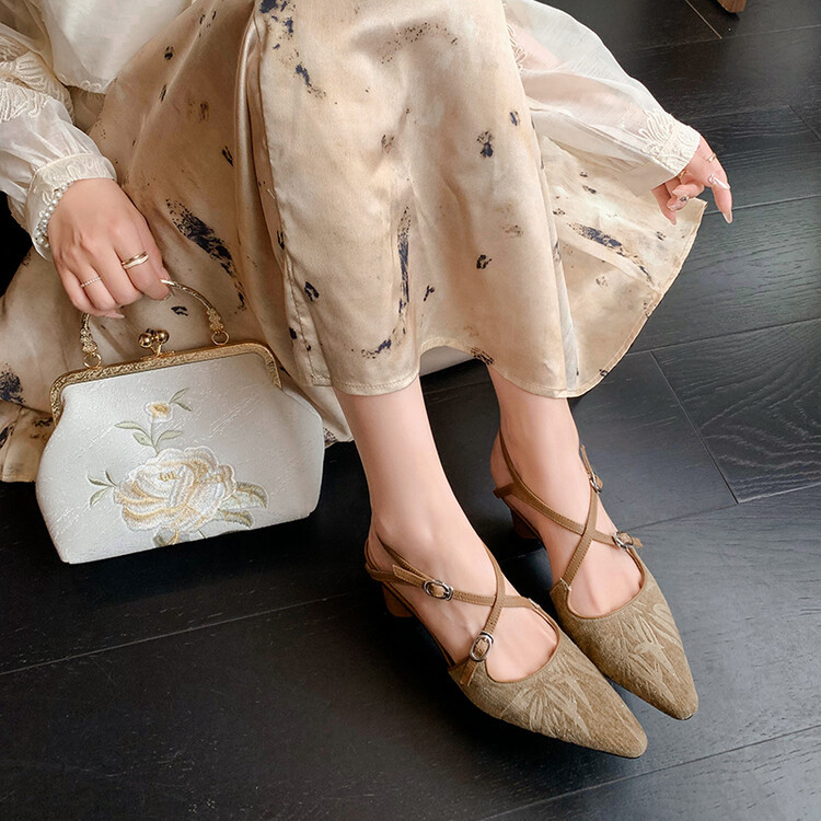 Sandal cao gót mũi nhọn phong cách Trung Hoa mới, chất sa tanh, quai chéo rỗng, gót thô 9 cm — Màu trắng be, Màu Kaki chi tiết 18
