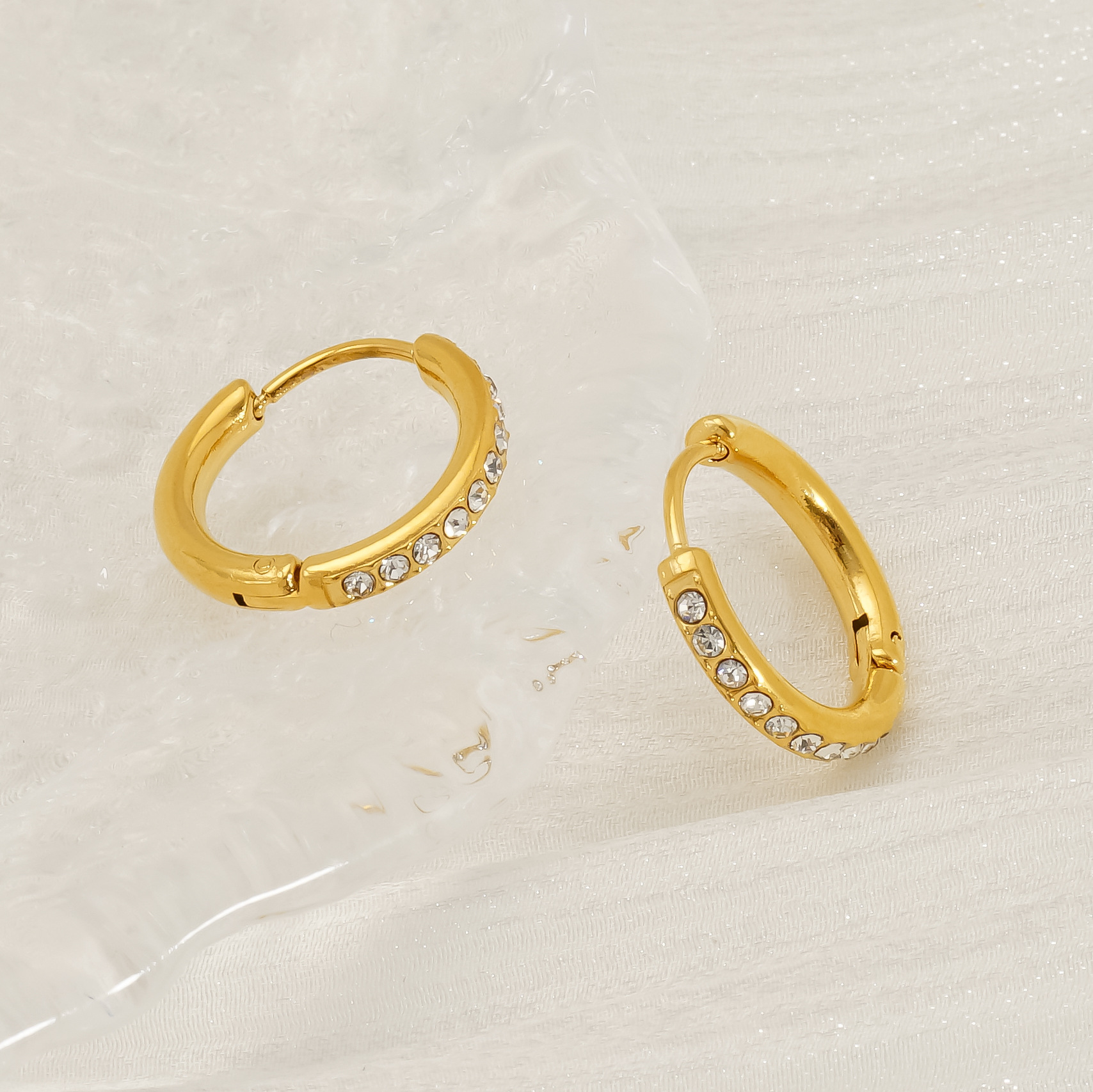 Pendientes de acero de titanio de estilo europeo y americano de oro de 18 quilates para niñas, lujo ligero de alta calidad, botones de oreja que no se desvanece, pendientes de acero inoxidable para mujeres