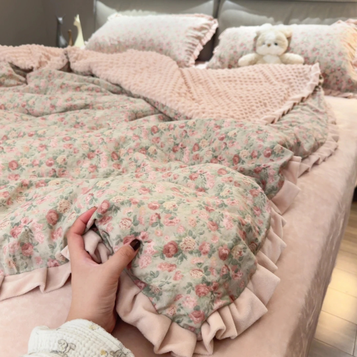 best-seller on douyin ins south korea autumn and winter thickening cotton double-layer yarn bean velvet four-piece set velvet duvet cover soft wholesale
