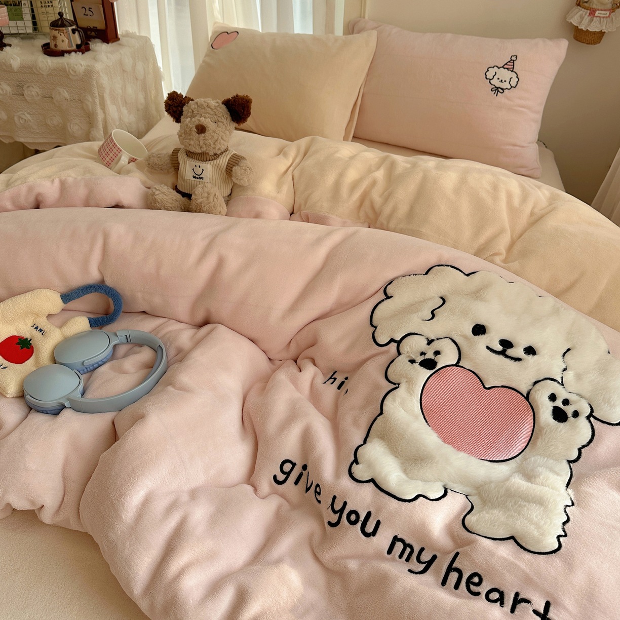 Nuevo conjunto de cuatro piezas de lana de leche de invierno engrosado toallas cálidas bordadas sábanas de dibujos animados cubierta de lana de coral tres piezas