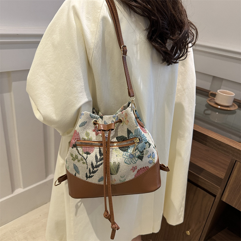 Bolsa de mochila de estilo nacional para mujeres 2024 nuevo bolso de moda para teléfonos móviles de verano ocio retro bolso de cubo de cuerda