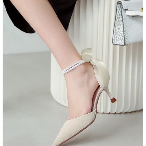 Zapatos franceses fragrantes para mujeres 2026 nuevos sandalias de perlas de arco puntiagudo temperamento de una palabra de hadas tacones altos