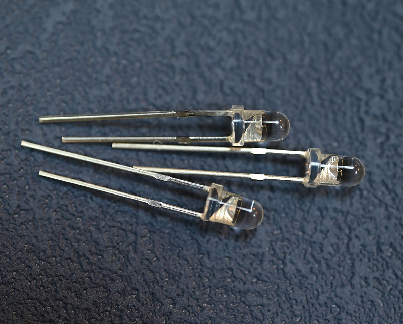 广东f3灯珠白色直插led灯珠白光超高亮高光效3mm圆头白光长脚短脚灯珠生产厂家