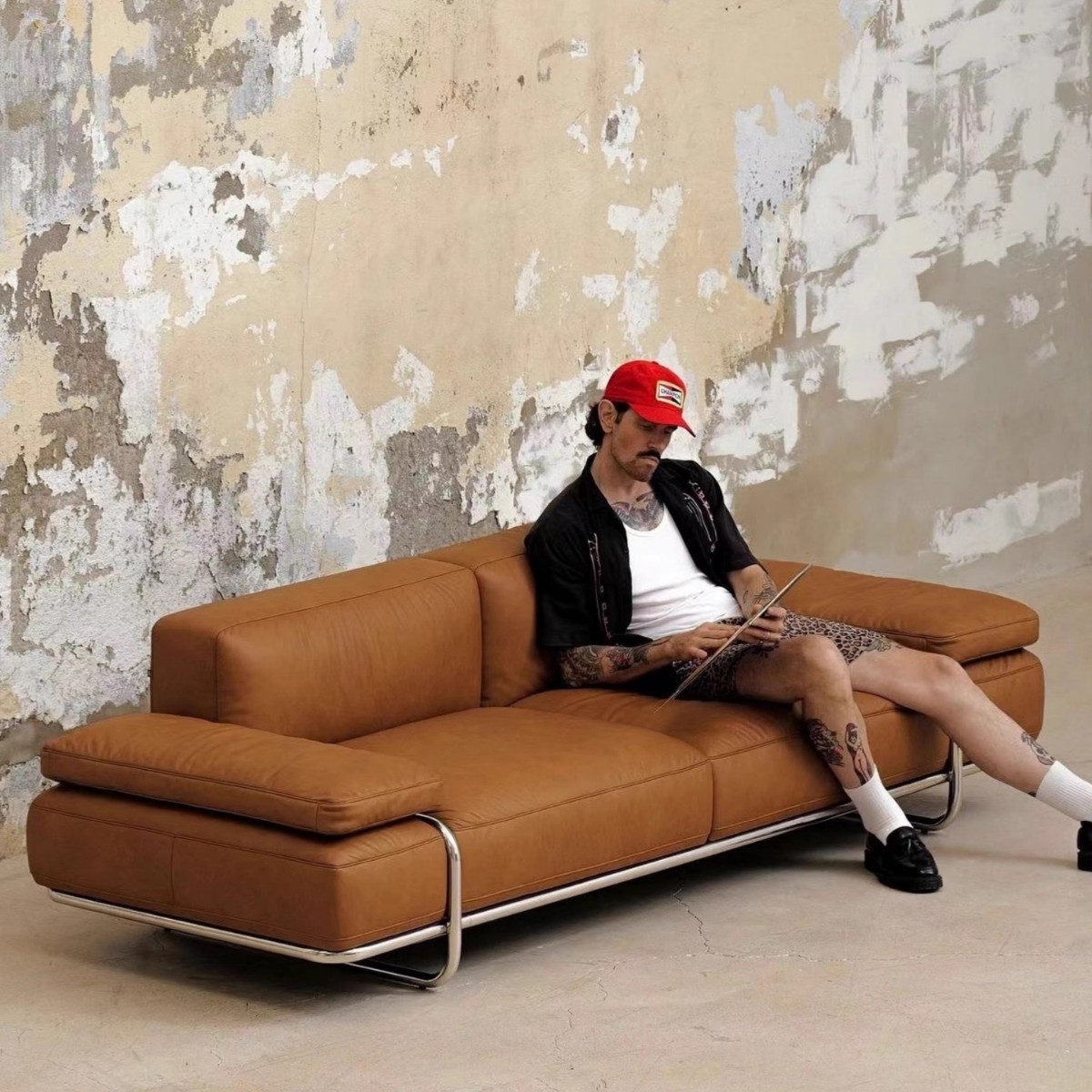 Vintage Minimalist Floating Leather Art Sofa Bauhaus Design for Reception and Meeting Living Room Stainless Steel Straight Sofa