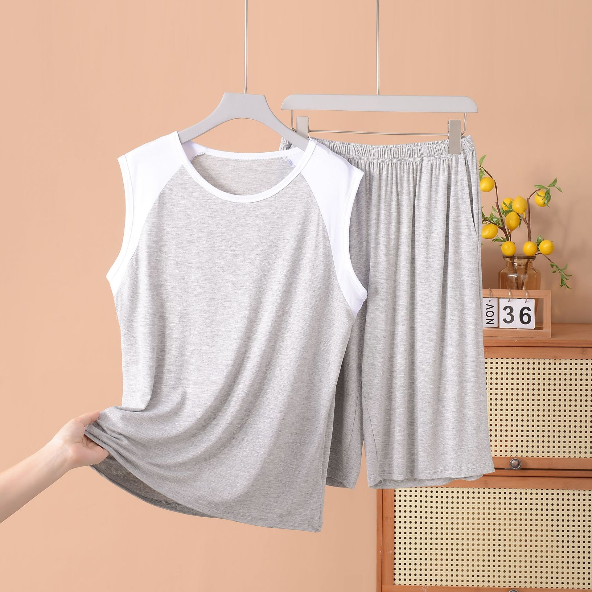 흰색이 섞인 밝은 회색