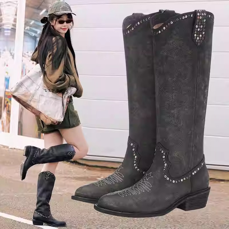 Yu Shuxin Western Cowboy 부츠 여성용 2024 새로운 빈티지 자수 리벳 롱 배럴 나이트 부츠 두꺼운 힐 하이 배럴 부츠