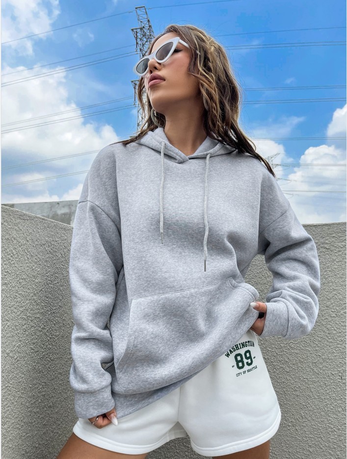 Dam hoodie i fleece med texttryck på ryggen_voghion.com