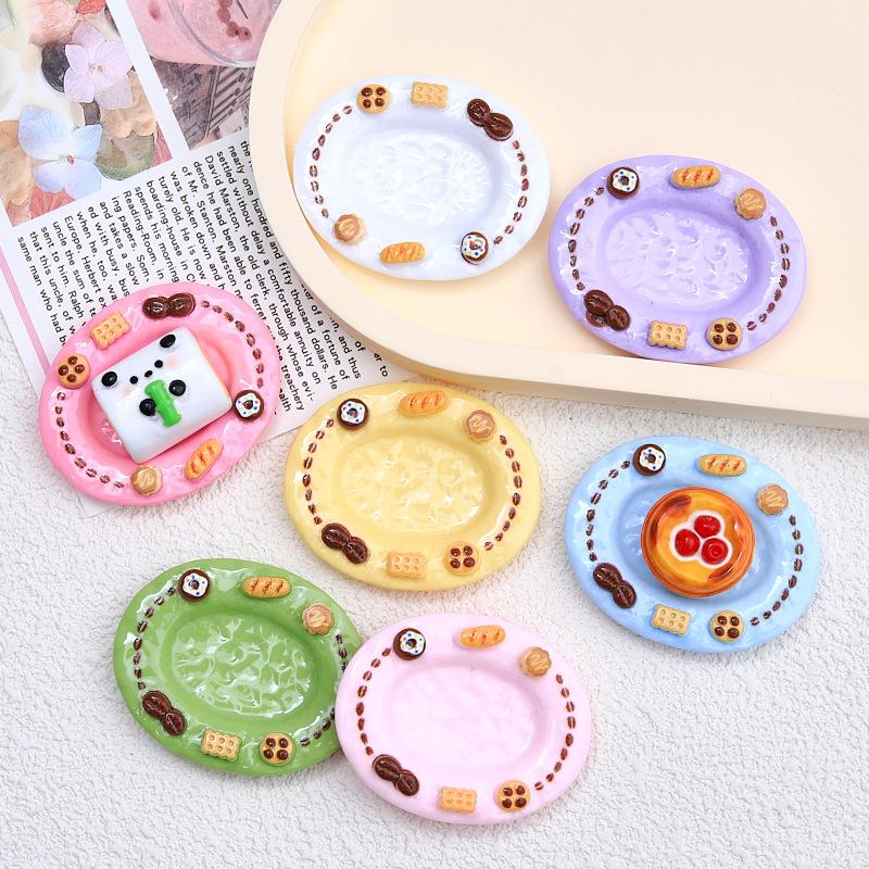 大きいカードのカラーの皿のクリームのゴムは樹脂のdiyのアクセサリの漫画のヘアピンの穴の靴を飾って部品を掛けます。