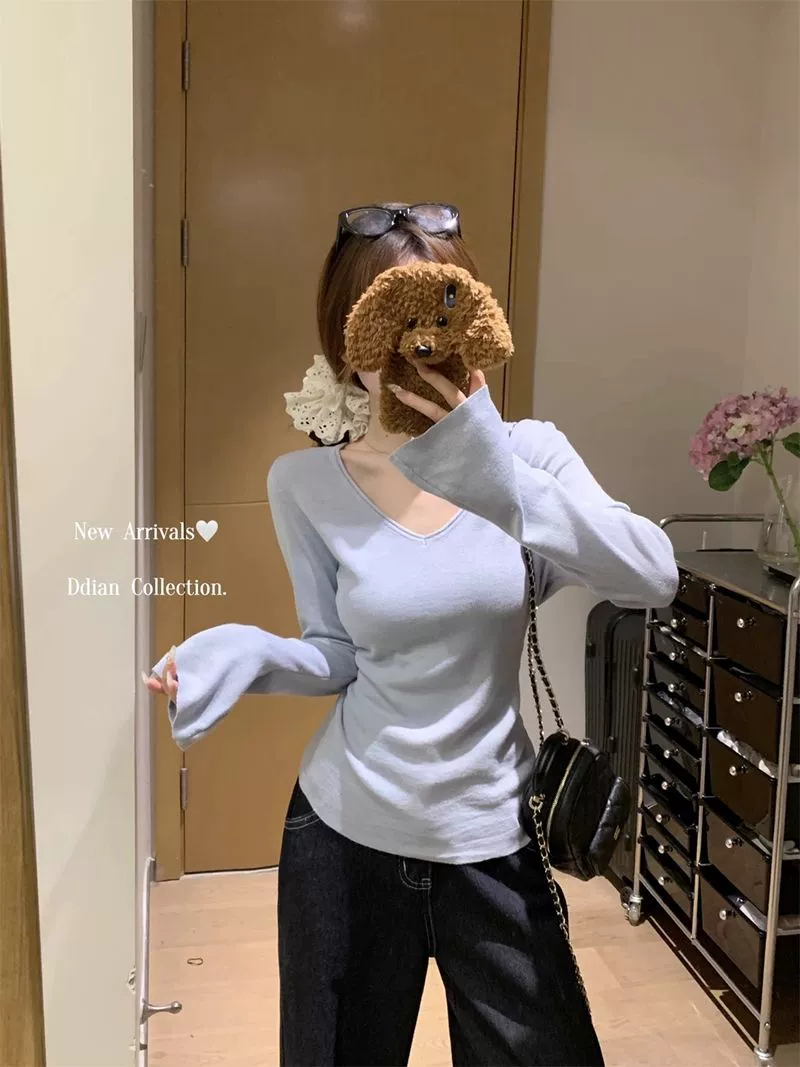 [Оригинальное качество] V-образный вырез с длинными рукавами трикотажная нижняя рубашка женская осенняя и зимняя расклешенная рукава тонкий топ синий