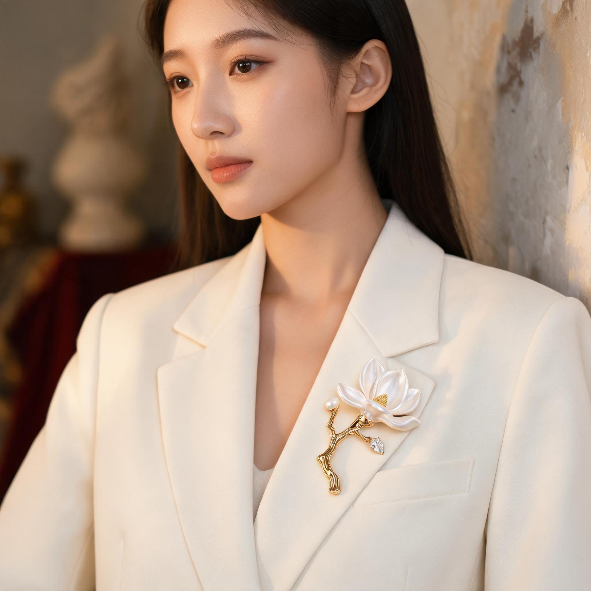 New Chinese-style enamel magnolia flower brooch, eco-friendly alloy, pearl and crystal embellishments, traditional Chinese-style pin, women's accessories, wholesale