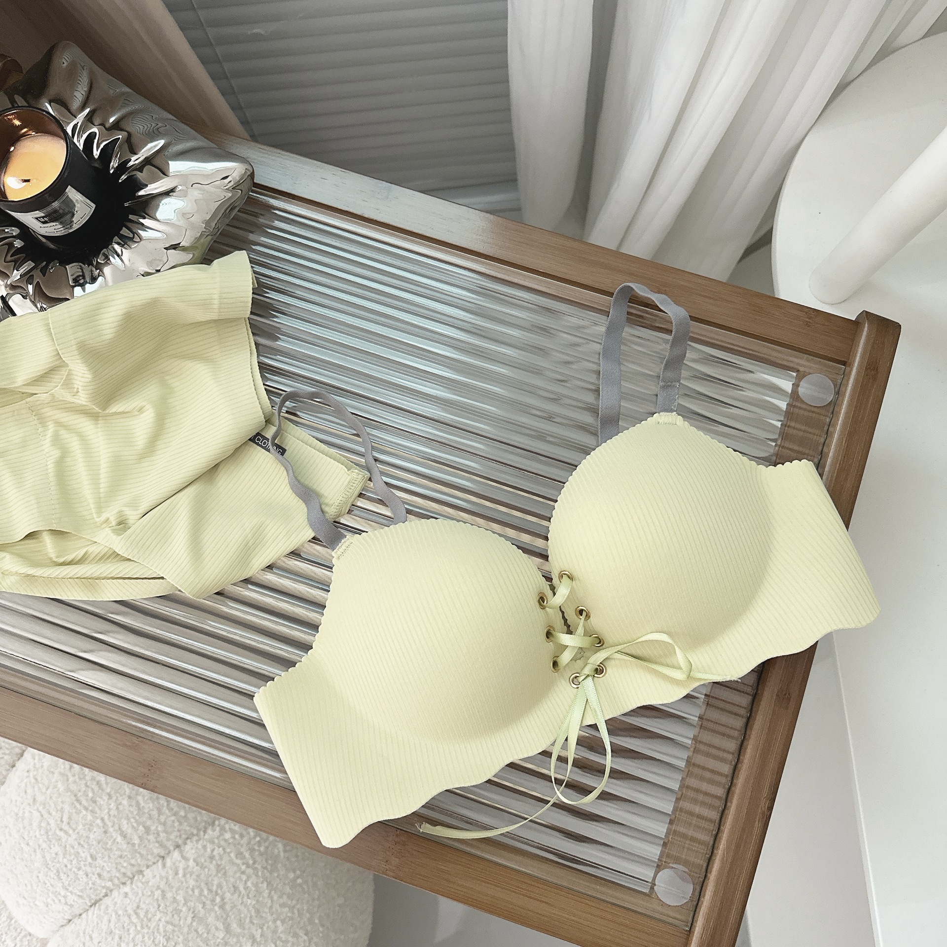 Las correas que no dejan marcas se juntan en el lado, el soporte superior, los senos antideslizantes, la ropa interior antiflacidez, el sujetador femenino, el pecho pequeño se muestra grande