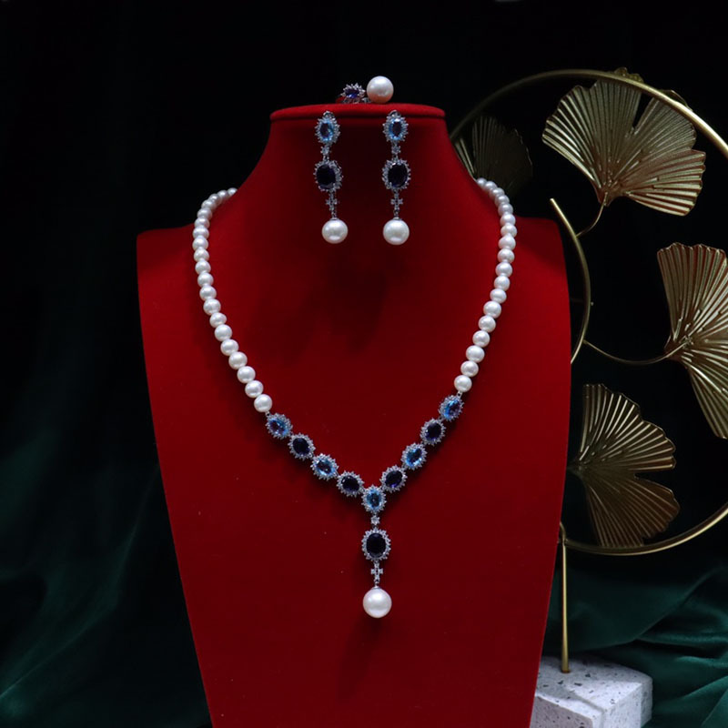 Elegant necklace from pearl