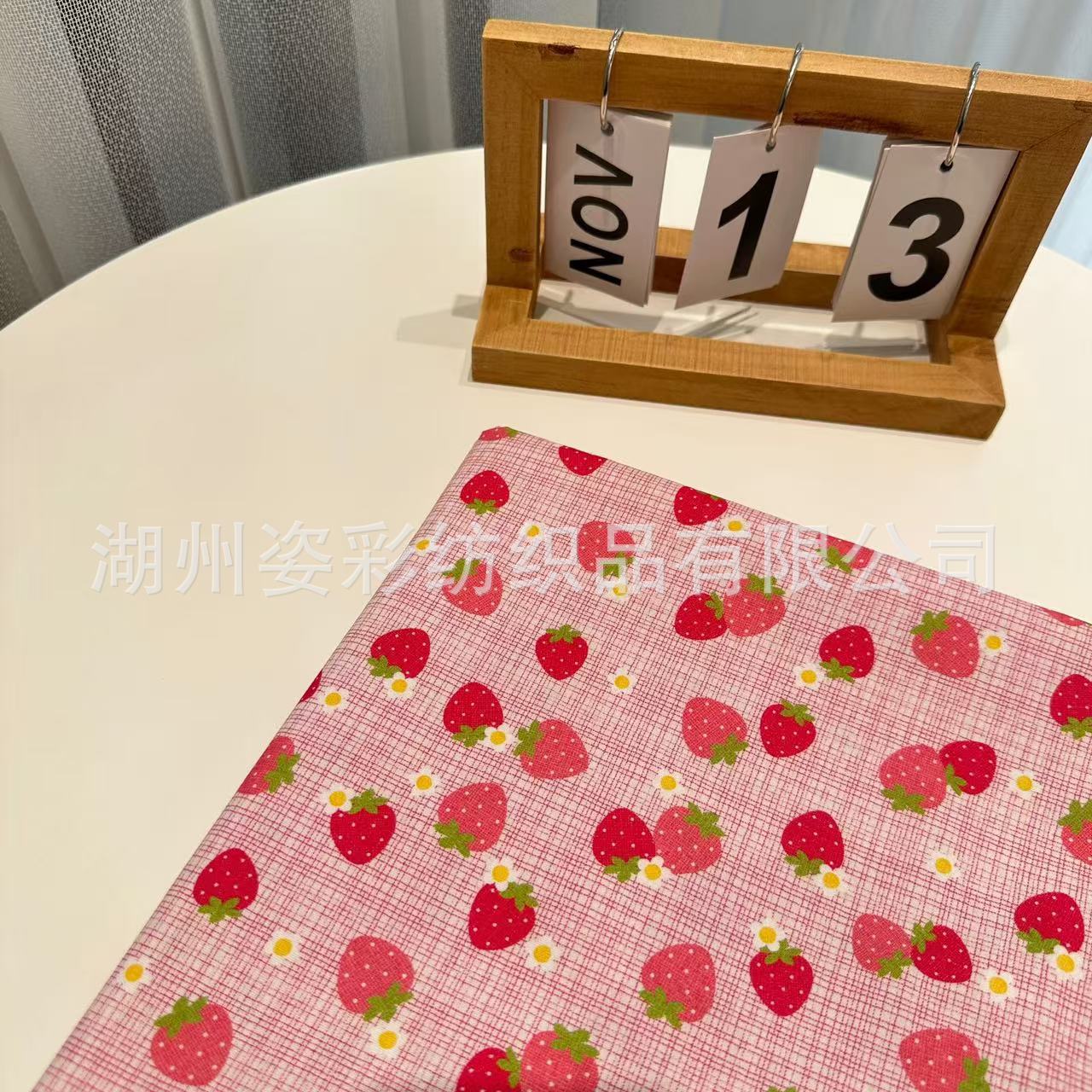 全棉21支数码印花  格子草莓碎花印花布  童装成人装手工DIY