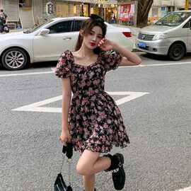 法式复古纯欲甜辣风初恋茶歇碎花连衣裙子女收腰气质小个子短裙夏