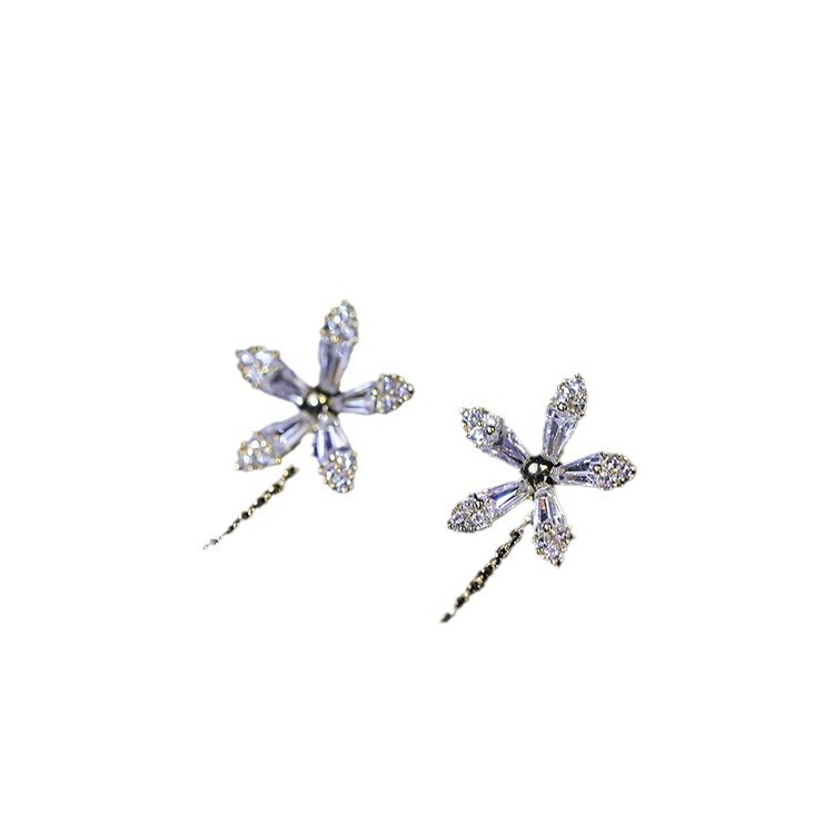 Verano Super brillante único nicho cara-mostrando pequeños pendientes de flores largas de borla de alto grado de lujo ligero para las mujeres