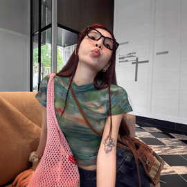 青芜琉花抽象扎染印花短款T恤女装夏季微透网纱内搭修身短袖上衣