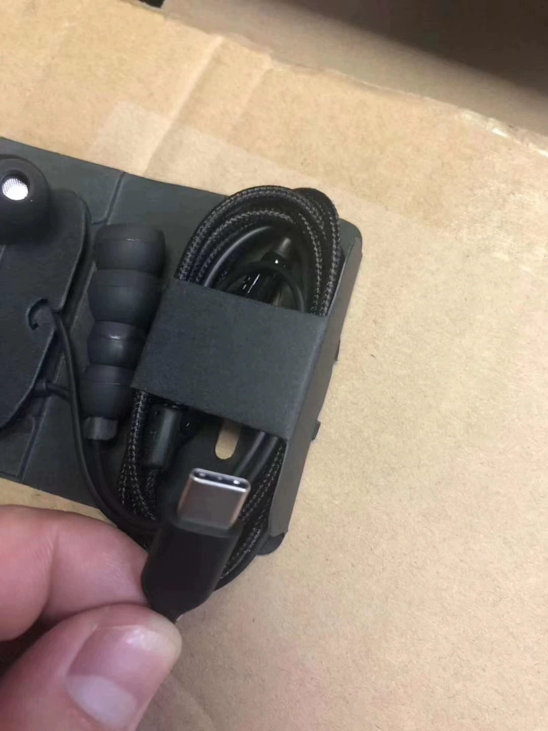 Samsung, compatible three dimensional headphones, S9, S10, wire control