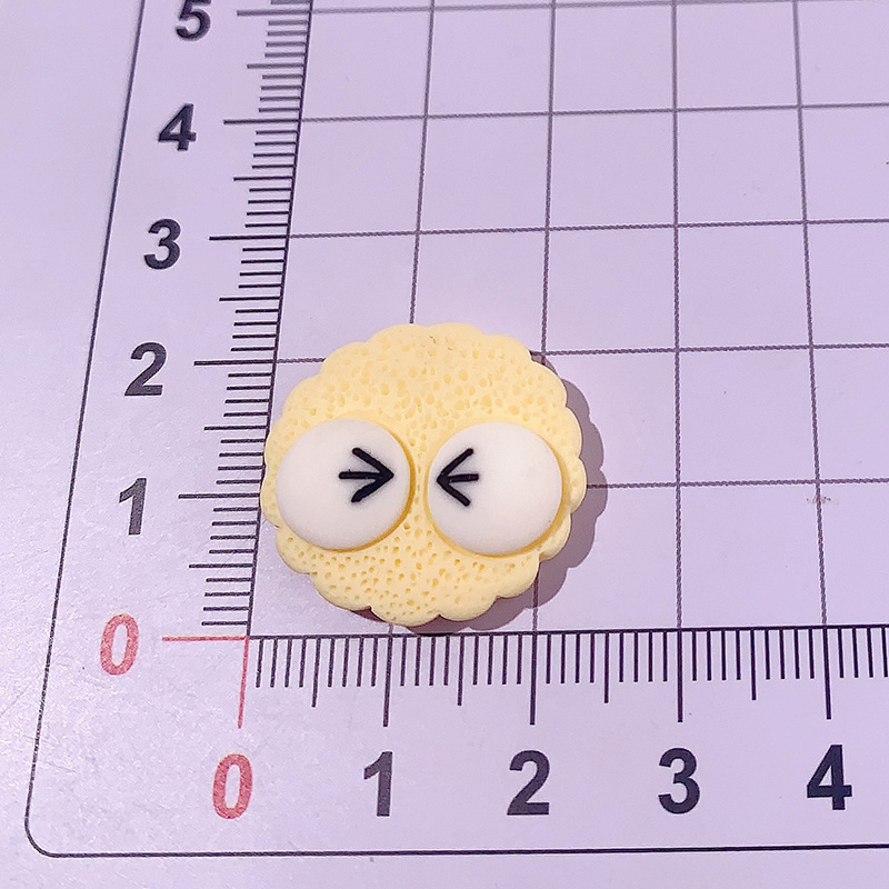 Caricatura extraña emoji galletas accesorios de resina DIY pegamento crema caja de teléfono móvil botón de zapato joyería parches galletas de carbón