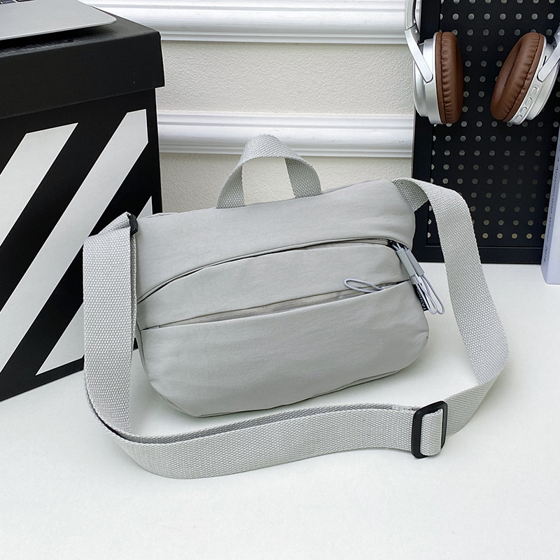 2025 nuevo bolso de nylon inclinado de moda nicho femenino sensación extranjera mochila de pecho de gran capacidad mochila de hombro