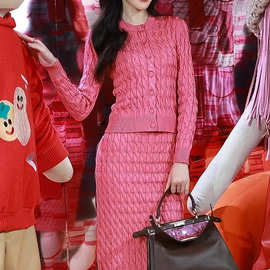 唐嫣同款玫红色麻花针织开衫半身裙套装轻奢高端小香风直筒OL半裙