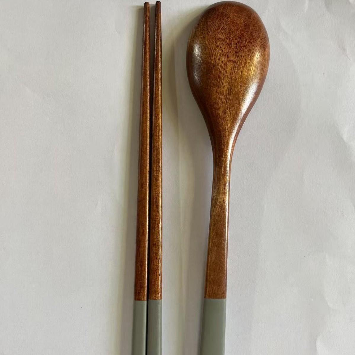 회색 숟가락과 젓가락