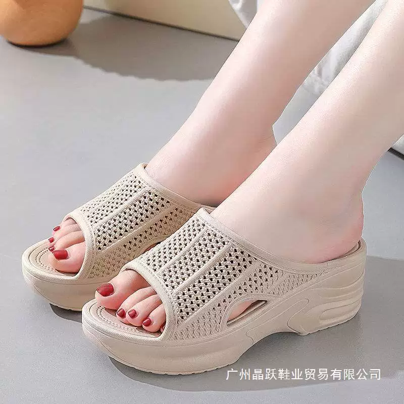 Новые стильные женские летние тапочки на толстой подошве для верхней одежды, милые модные туфли на танкетке с героями мультфильмов, нескользящие сандалии для ванной, туфли на высоком каблуке, модные и универсальные.