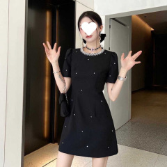 大码2025巨好看的裙子女富家千金高级感气质黑色收腰荷叶边连衣裙