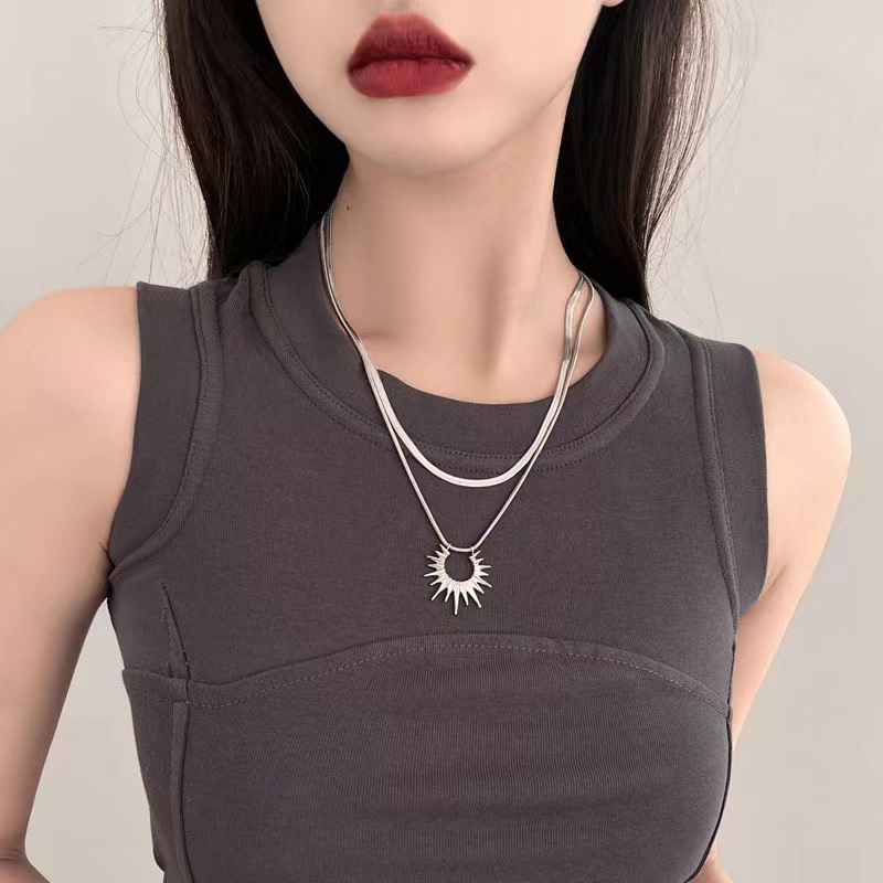 Collana a strati minimalista con catene delicate da donna_voghion.com