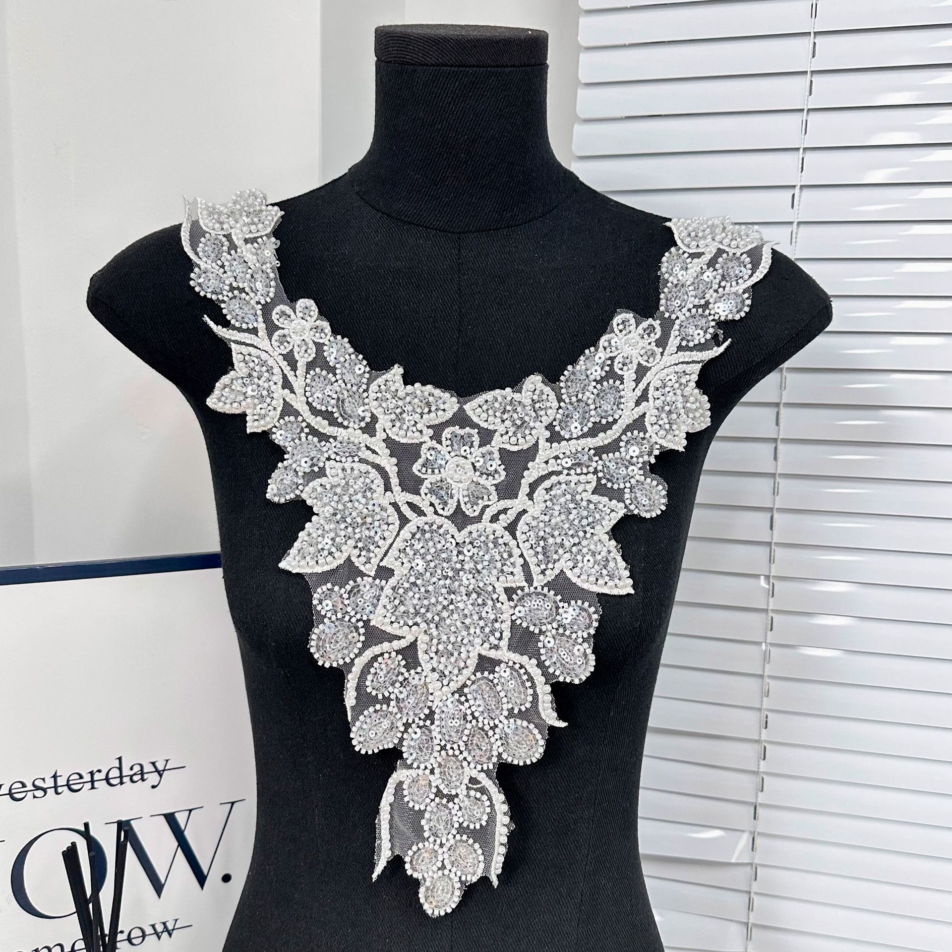Vestido de novia de alta gama decal accesorios collar flor collar bordado de perlas bordado a mano decoración de ropa