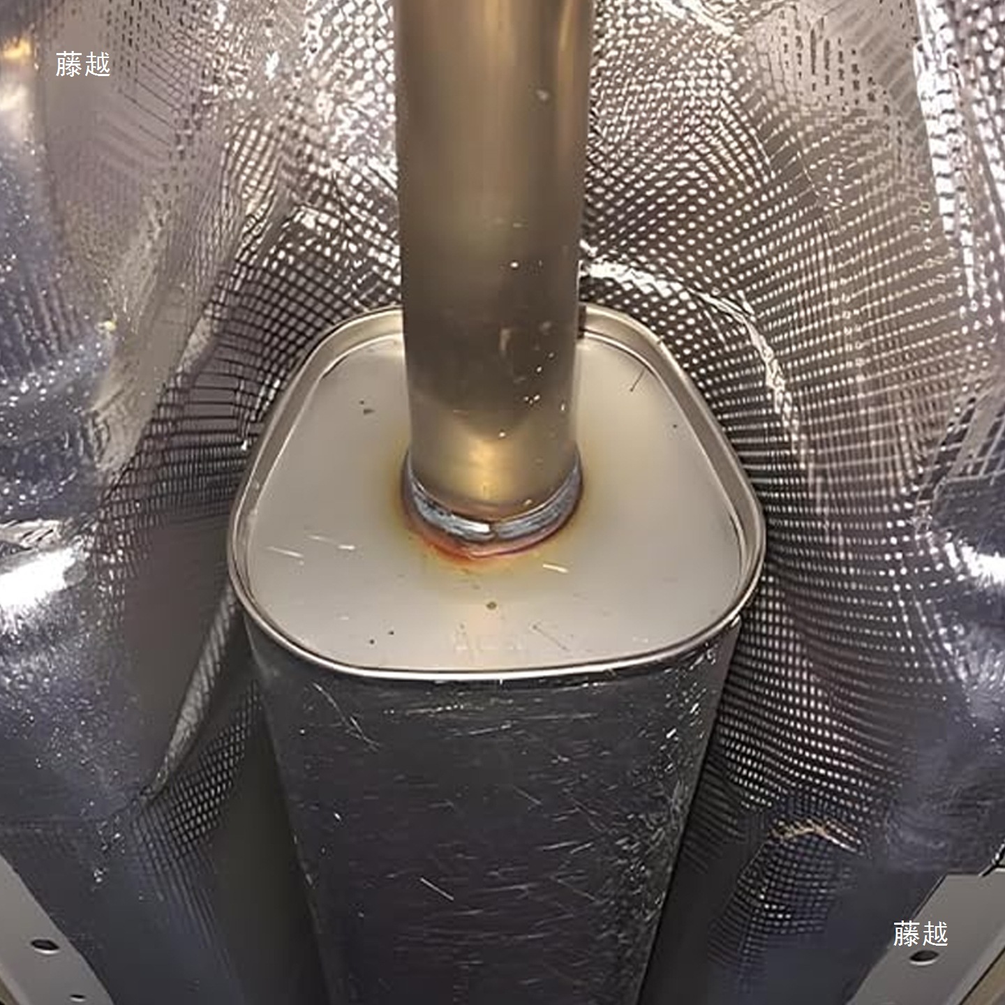 Engine compartment, other rear chassis components, three-way catalytic converter, muffler, car aluminum plate, insulated exhaust pipe