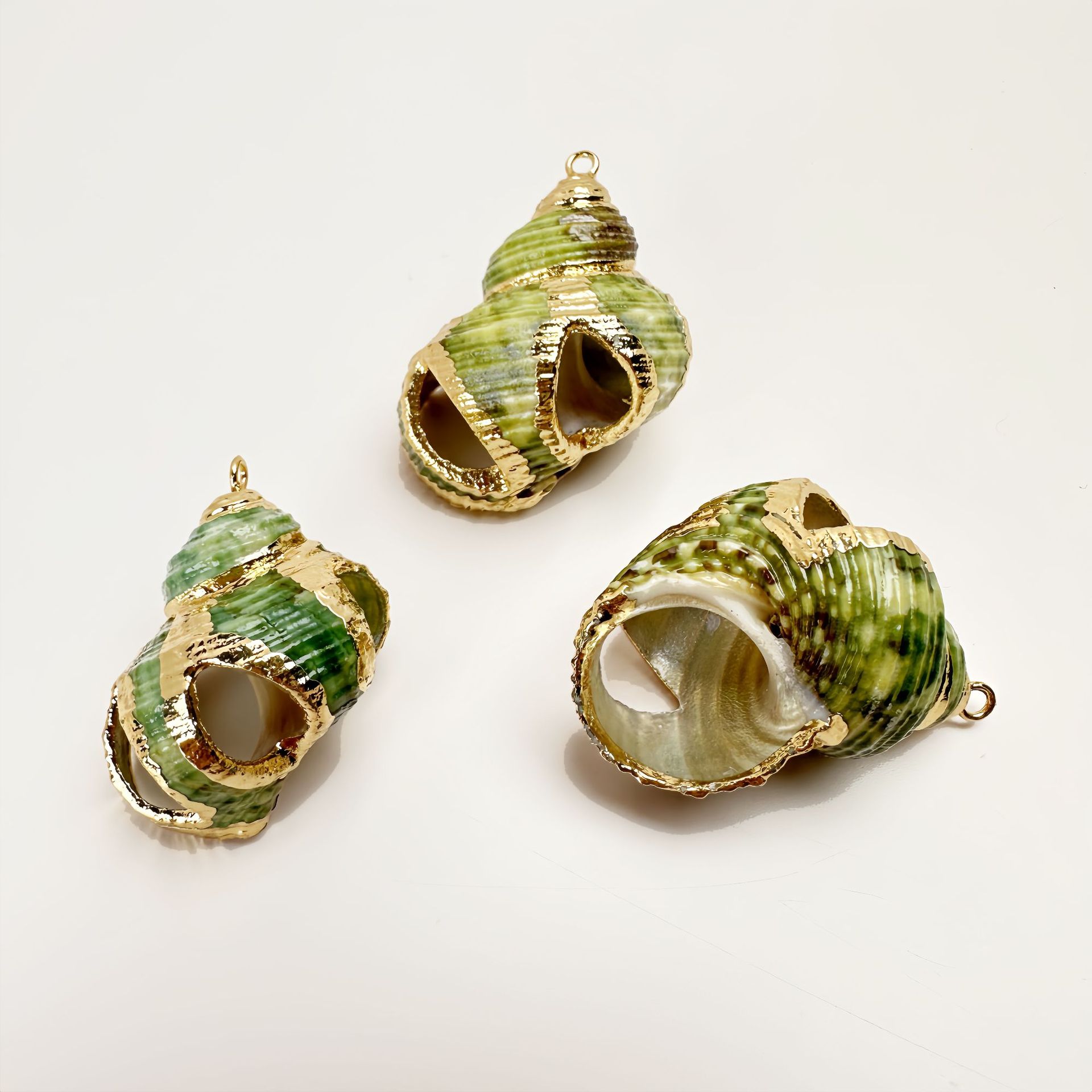 속이 빈 녹색 조개 9개