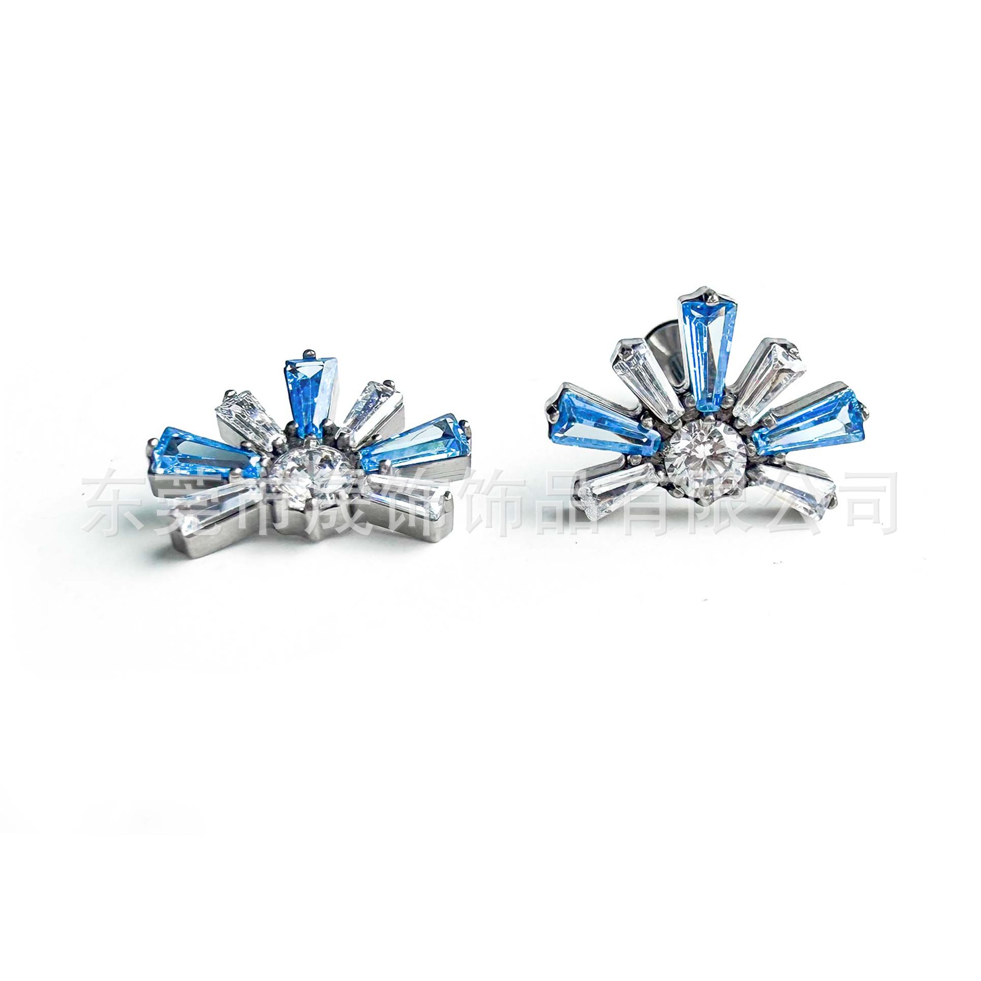 F136 Titanium 小雏菊烟 Flower 渐变 Ear Stud 包 Studded Cubic Zirconia Helix Cartilage Stud G23 Implant Grade Titanium 人体 Piercing Jewelry