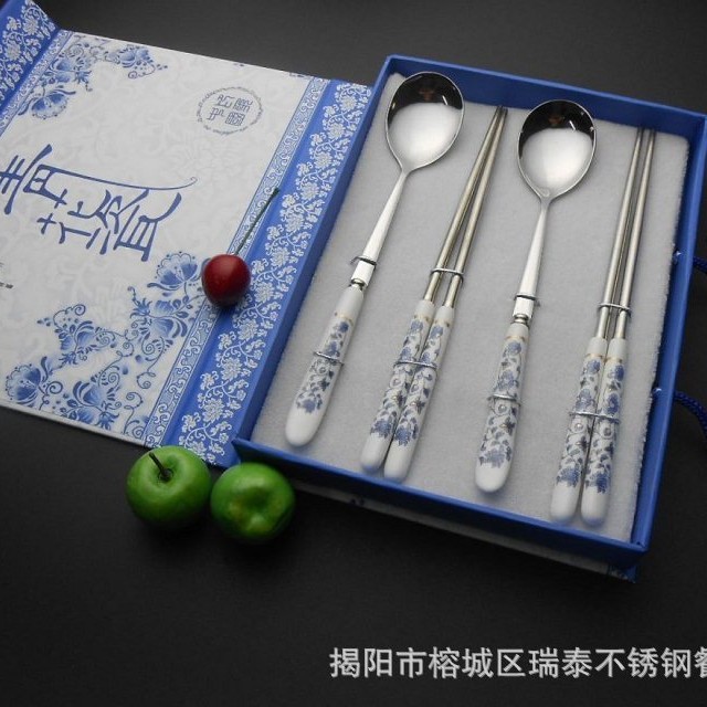 파란색과 흰색 도자기 B 두 숟가락 두 젓가락