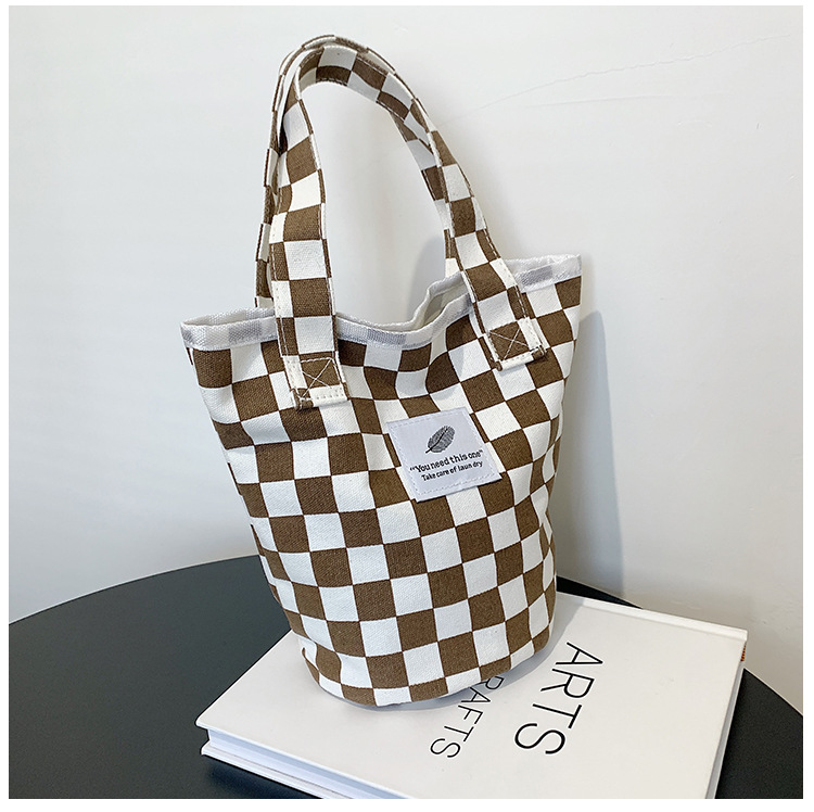 A fashionable new Japanese and Korean chic black and white checkered canvas bag, a large-capacity single-shoulder bag for women, and a simple student handbag undefined