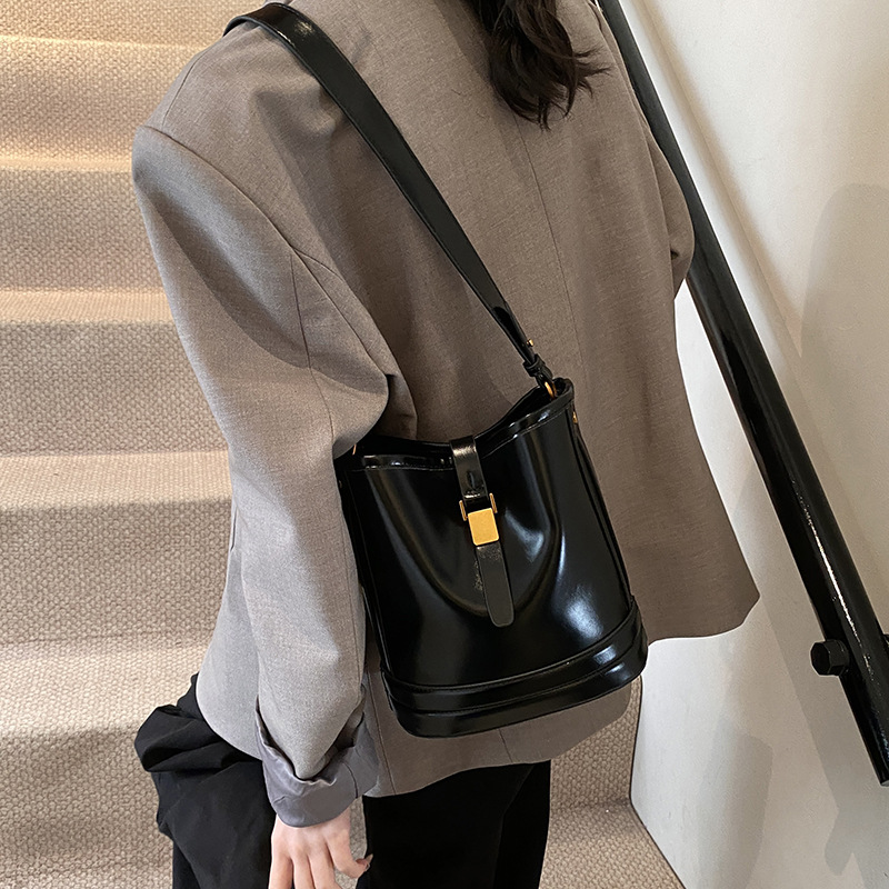 Alto sentido retro bolso de cubo 2024 otoño invierno nuevo bolso de mujer bolso de hombro de moda universal super caliente bolso de mochila