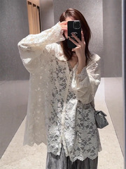 雰囲気感が綺麗な透かし彫りのvネックシャツ女性秋のミディアムロングの中にレースのシャツを重ねて長袖の上着を着ます。