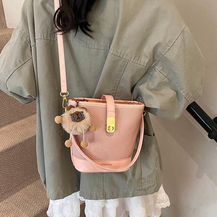 Bolso de mano de moda extranjera para mujeres 2025 nuevo bolso de cubo de agua super caliente transfronterizo nicho de diseño de alta sensación bolso de hombro