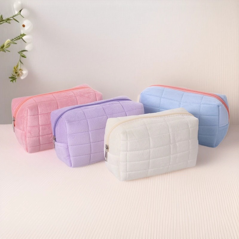 Plush Cosmetic Bag, Large-Capacity Toiletry Storage Bag, High-Looking, Convenient Travel Toiletry Bag, High-End Clutch Bag