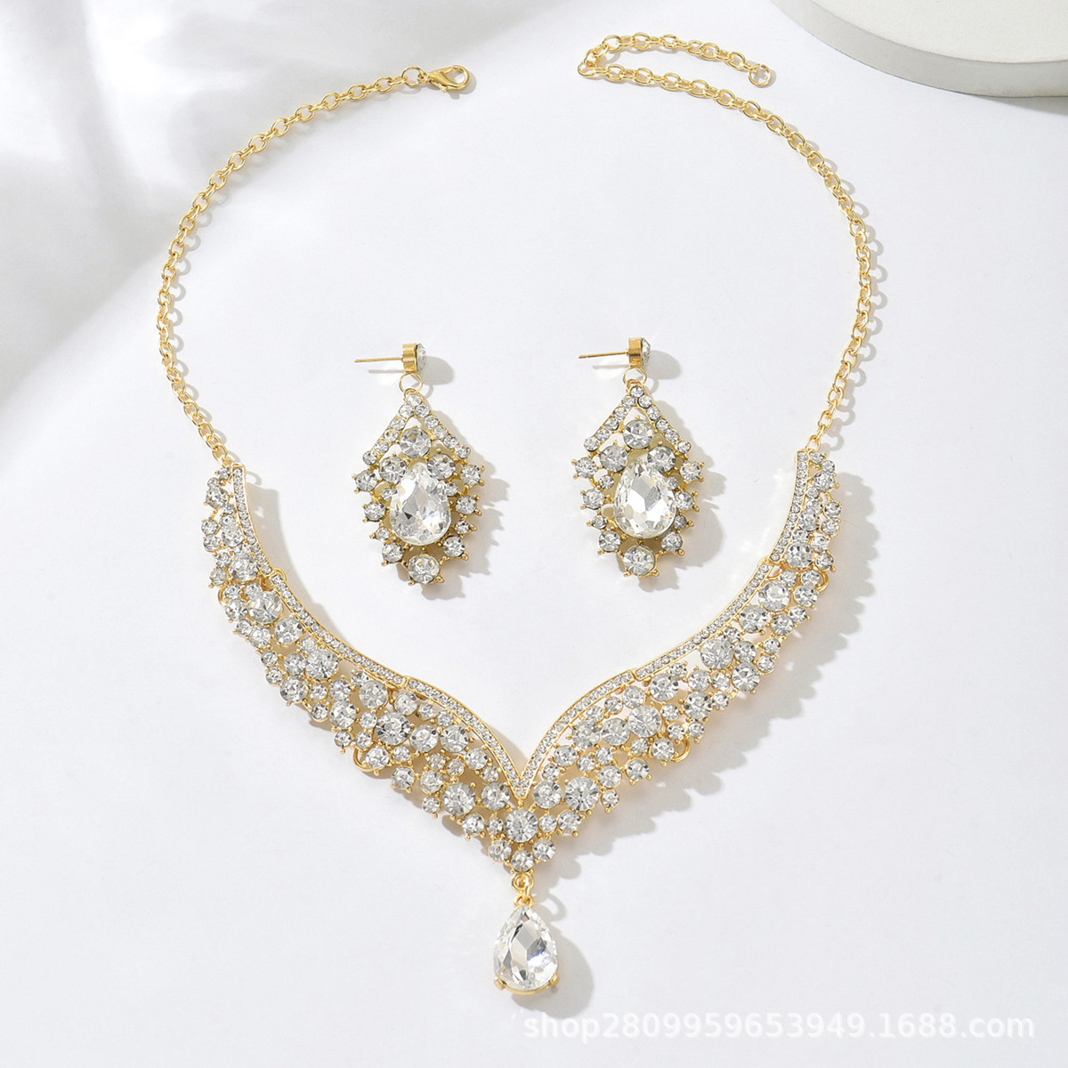 現物はレトロなアクセサリーの誇張ネックレスのイヤリングセットを提供しています。