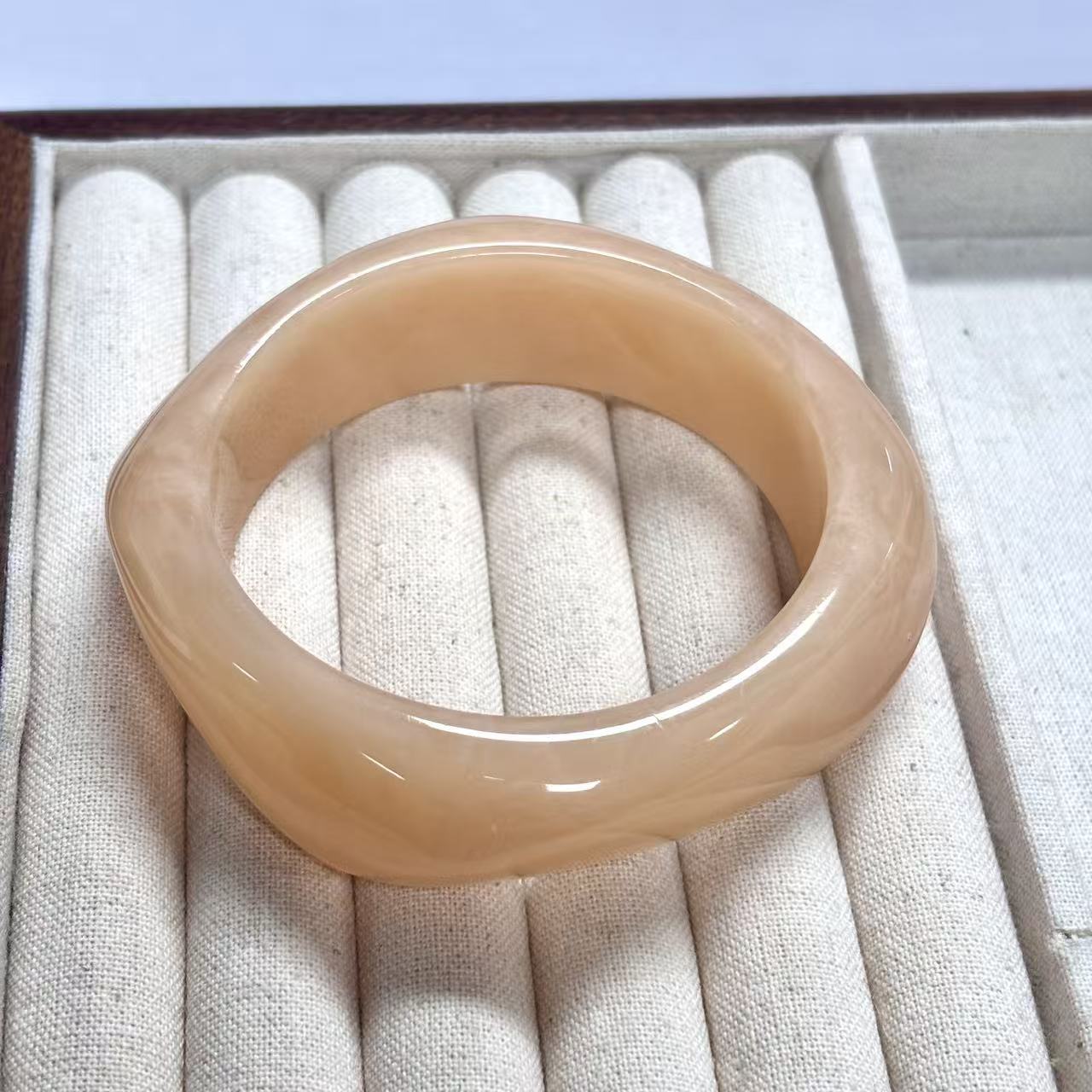 Diamond-shaped apricot--inner diameter 65, weight 53g