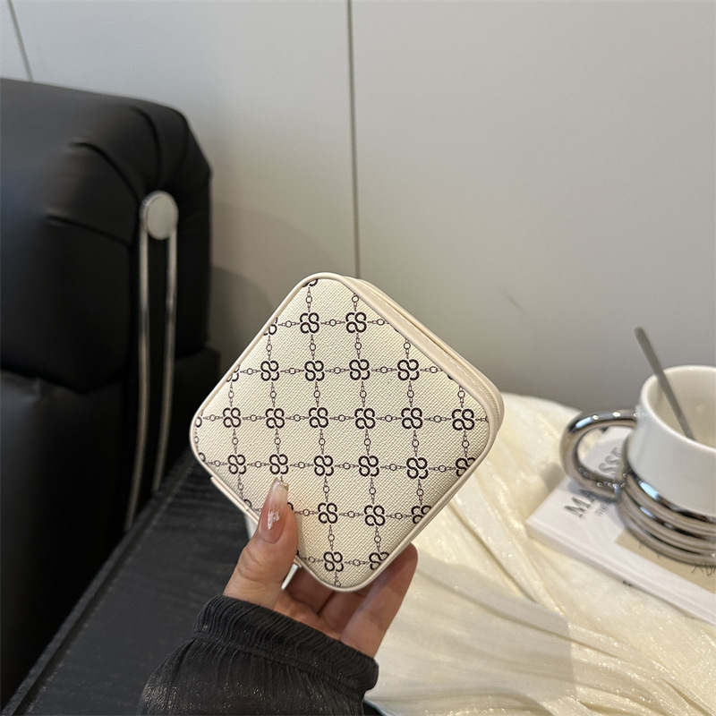 Nicho de diseño bow bolsas de maquillaje mujeres 2025 nuevo collar anillo caja de almacenamiento de joyas bolsa de clasificación de partición