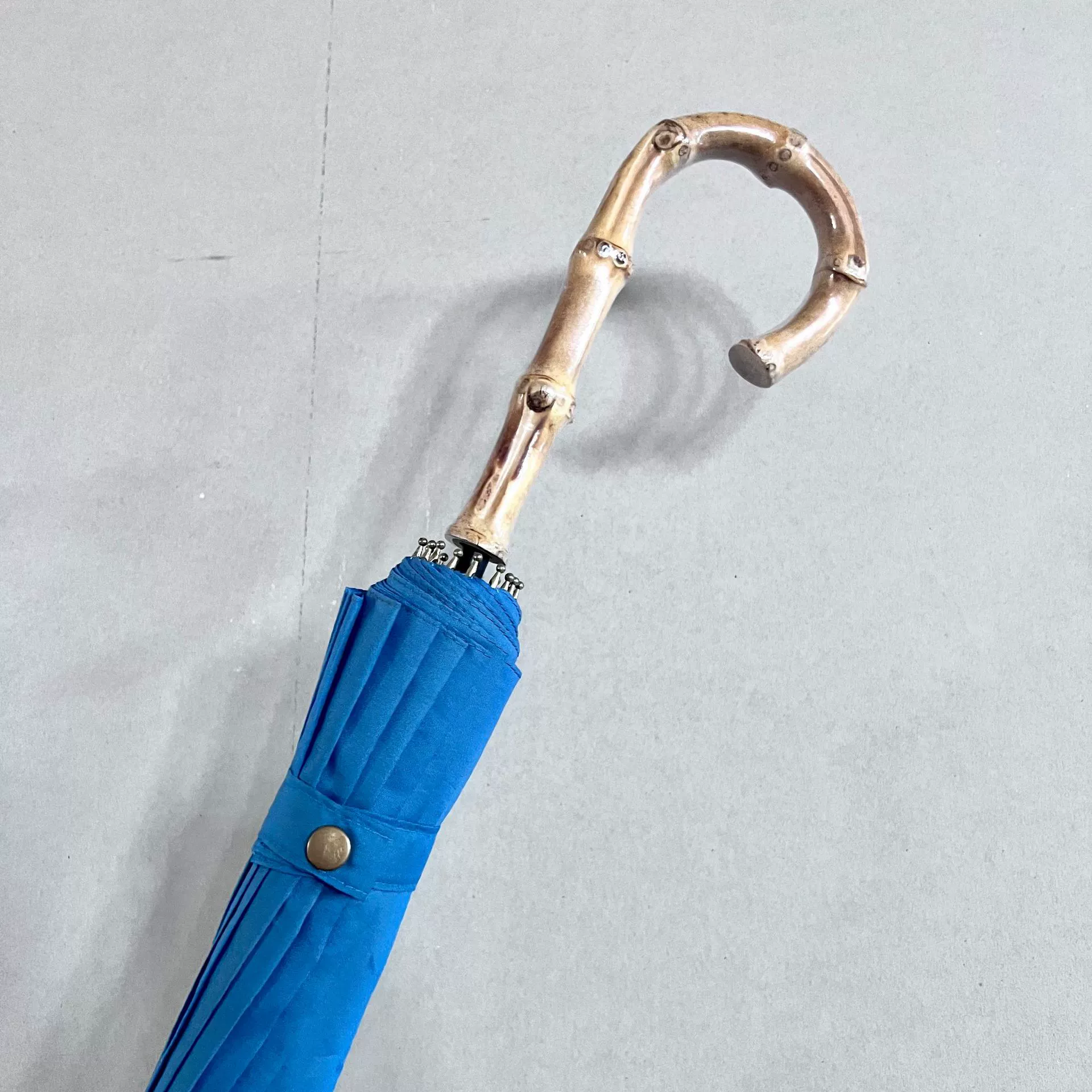 Straight Umbrella (Aila) Bamboo Handle, 16-Rib Automatic, Long Wooden Hook Handle