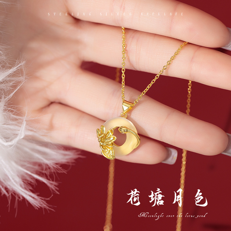 Minsheng White Chalcedony Ping An Buckle Lotus 펜던트 목걸이 여성의 새로운 중국 스타일 가벼운 고급 쇄골 체인 어머니의 날 선물