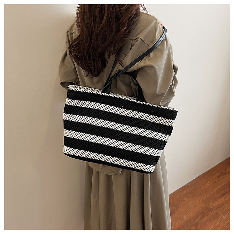 Fashionable large-capacity commuting bag for women 2025 new style, single-shoulder bag for going out to work, casual color-blocking tote bag undefined