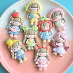 大きいカードの阿卓の女の子の樹脂の部品のクリームのゴムのdiyの冷蔵庫はキーホルダーのペンダントの収納箱の材料を貼って卸売りします。