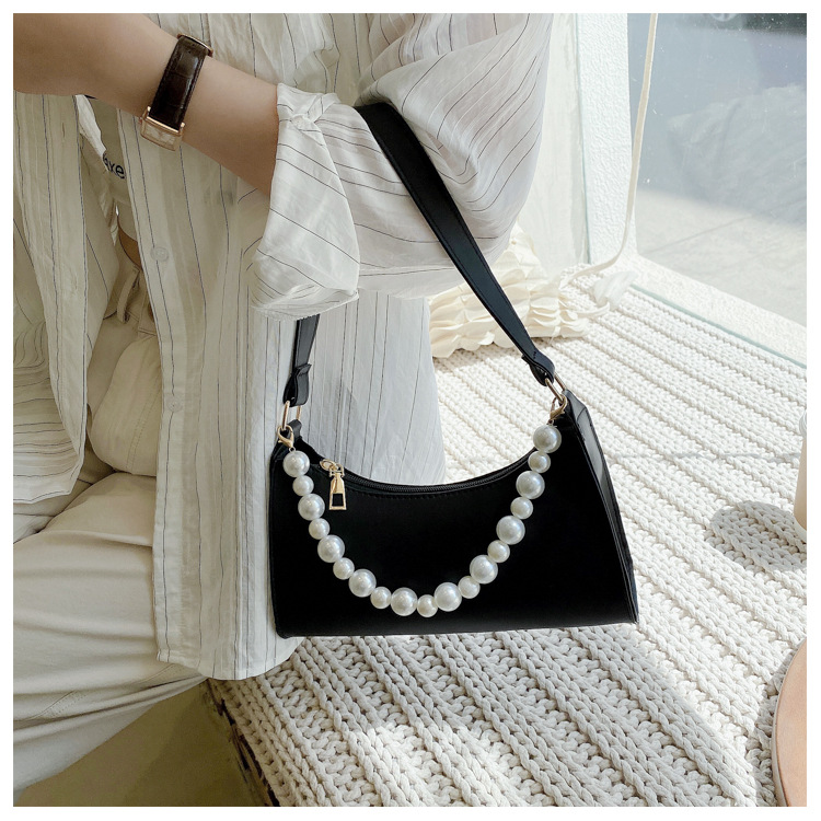 Simple Solid Color Pearl Chain Armpit Bag display picture 6