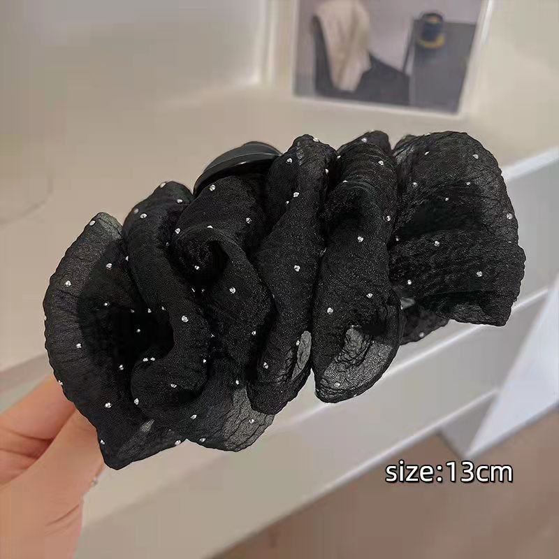 赤い羽毛の泡は蝶結びの髪を挟んで、後ろの頭を挟んで、サメを挟んで髪を飾ります。|undefined