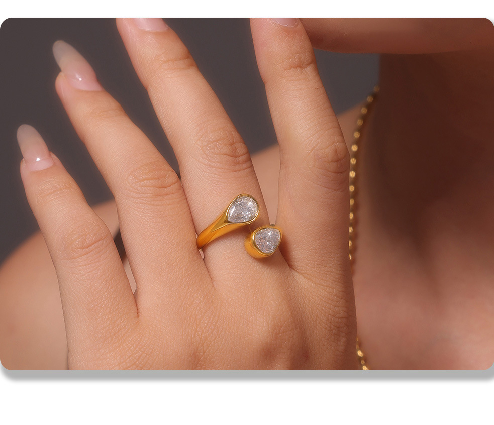 Anello aperto in acciaio al titanio con doppia goccia d'acqua e zircone quadrato 3A, colore PVD conservato, da donna_voghion.com