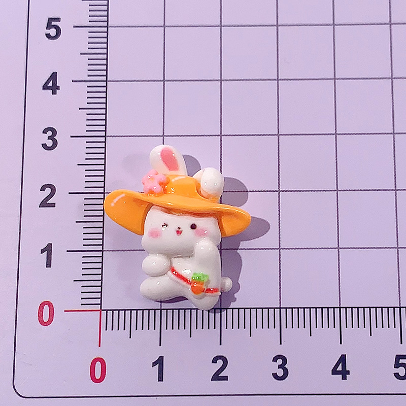 Conejo de zanahoria de sombrero amarillo